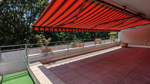 Terasse im Sommer - große Sonnen Terrasse mit komfortabler und großzügiger 3,5 Zimmer Wohnung