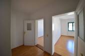 Flur mit Blick zu Schlaf- und Kinderzimmer - 3 Zimmer Etagenwohnung in Dresden