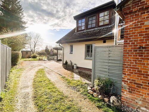 Seitenansicht Auffahrt - Einfamilienhaus mit 140,00 m&sup2; in Hamfelde zum Kaufen