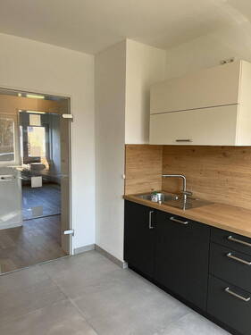 Küche mit Blick zum Gang - Etagenwohnung mit 86,00 m&sup2; in Möhrendorf zur Miete