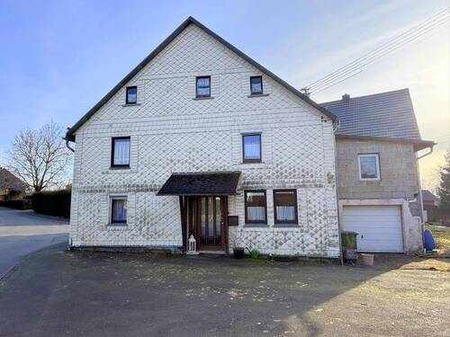 Vorderansicht - Gemütliches Bauernhaus mit renovierter, barrierefreier Einliegerwohnung in Pottum