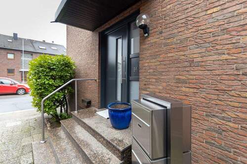 Haustür - Mehrfamilienhaus, Wohnhaus mit 303,00 m&sup2; in Neuss zum Kaufen