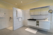 großzügiges Bad mit großer bodengleicher Dusche - 