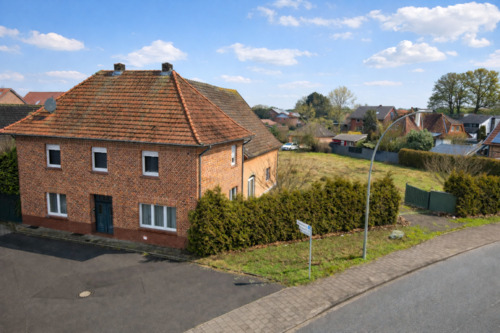 Blick von der Straße auf das ursprüngliche Haupthaus - 