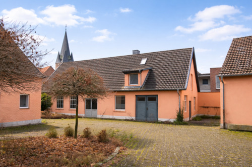 die Nebengebäude - 9 Zimmer Mehrfamilienhaus, Wohnhaus zum Kaufen in Harsewinkel
