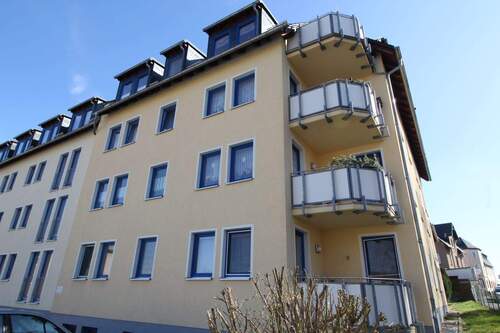 Hausansicht - 3 Zimmer Etagenwohnung zur Miete in Oelsnitz/Erzgebirge