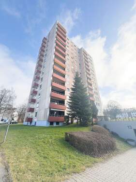 AUßEN - 4-Zimmer-Wohnung mit Balkon, Garage & Ausblick
