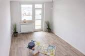 Wohnzimmer Vergleichswohnung - NEU sanierte Erdgeschosswohnung mit Balkon