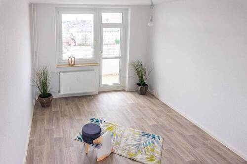 Wohnzimmer Vergleichswohnung - NEU sanierte Erdgeschosswohnung mit Balkon
