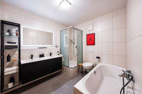 Badezimmer mit Dusche und Badewanne 1.OG - (KI generiert) - 