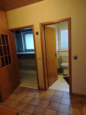 Gäste-WC und Zugang HWR - 