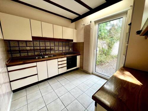 Küche mit Zugang zur Terrasse - Einfamilienhaus mit 211,70 m&sup2; in Kaiserslautern zum Kaufen