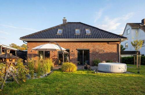 Gartenansicht - Luxuriöser Bungalow direkt an der Landesgrenze zu Schwanewede