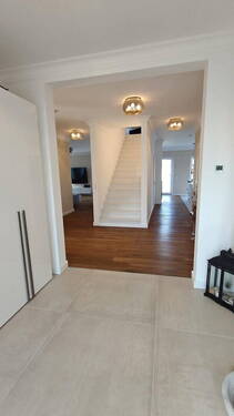 Treppenaufgang / Flur - 5 Zimmer Einfamilienhaus zum Kaufen in Bremen