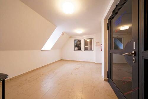 12200-6 Treppenhaus / Vorraum - 