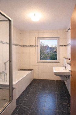 Familienbad mit Wanne und Dusche - 