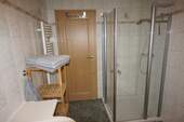 Bad mit Dusche und Fenster EG - 