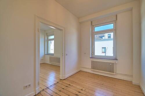 Blick auf zwei Zimmer im 1. OG - Reihenmittelhaus mit 174,00 m² in Bonn zur Miete