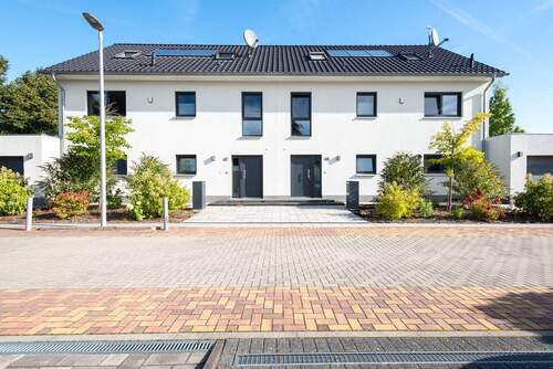 Grozügiges Haus - Einzigartig: SMART Home, 10 Zimmer, 5 Bäder, 2 Garagen, Energiekl. A, großer Garten, Koi-Teich