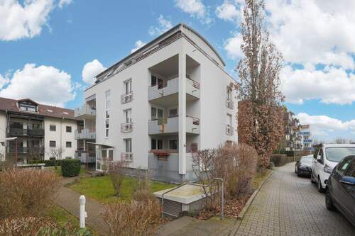 Straßenansicht - Rod-Gebiet Tolle 3-Zimmer-ETW mit tollem Balkon und Garage auf Erbbaugrundstück!