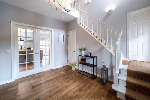 Großzügige Diele mit Zugang zur Küche - 8 Zimmer Einfamilienhaus in Wehrheim / Obernhain