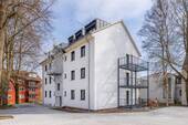 Aussenansicht - Erstbezug nach Kernsanierung: Helle 3-Zimmer-Wohnung in Mehrfamilienhaus (DG)