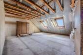 Dachgeschoss mit Ausbaupotenzial - 