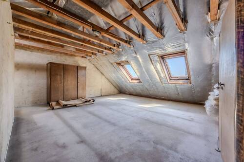 Dachgeschoss mit Ausbaupotenzial - 