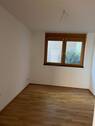 Leeres Zimmer mit Fenster - 