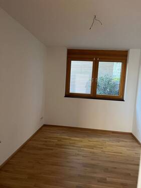 Leeres Zimmer mit Fenster - 