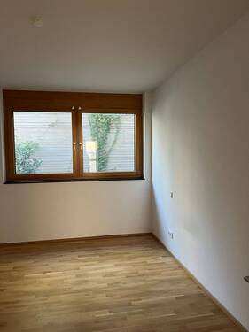 Helles Zimmer mit Holzboden - 