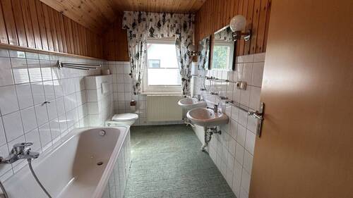 Badezimmer im Dachgeschoss - 