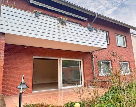 überdachte Terrasse - 8 Zimmer Mehrfamilienhaus, Wohnhaus in Gütersloh