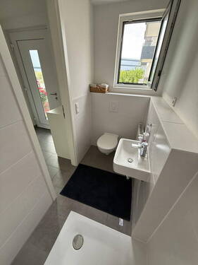 EG Badezimmer mit Dusche - 