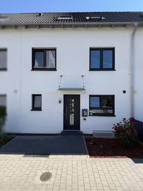 Fassade – Vorderseite - Hochwertiges Reihenhaus mit 3 Etagen, 5 Schlafzimmern, Vollkeller & Garage in Toplage Groß-Gerau