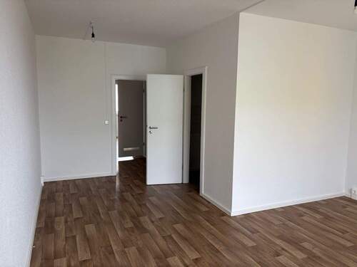 Wohnzimmer - Renovierte 3- Zimmer Wohnung ab sofort