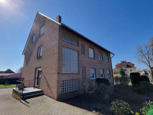 Hausseite mit Eingang - 