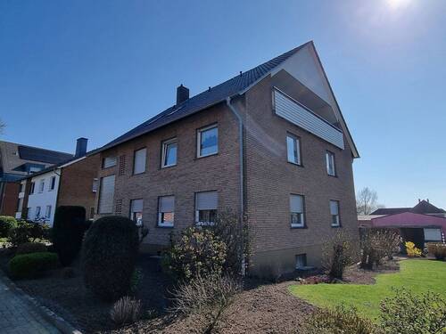 Straßenseite mit Garten - 