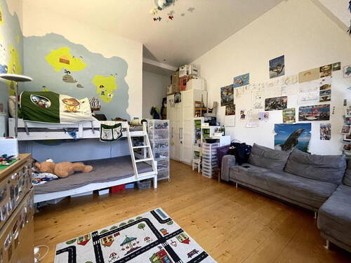 Kinderzimmer_Bett_Eingang - 