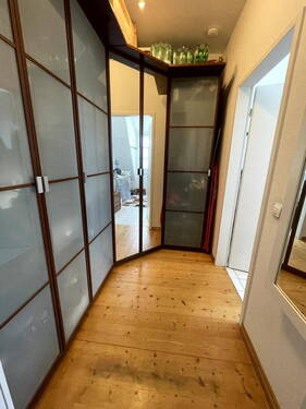 Kleiderzimmer_Ausgang_SF - 