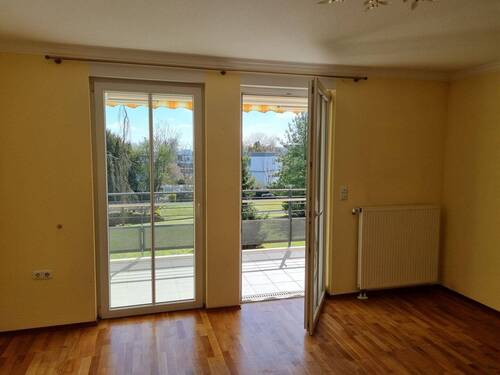 Wohnbereich und Zugang Balkon - 3 Zimmer Etagenwohnung in Bad Rothenfelde