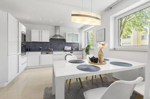 OFFENE KÜCHE - *** ERSTBEZUG NACH MODERNISIERUNG - HOCHWERTIGE 3,5-ZI.-WOHNUNG MIT SONNENLOGGIA & EBK IN BREDENEY