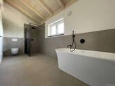 Stylisches Badezimmer im Obergeschoss - 