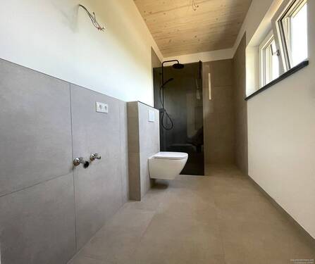 Separates WC mit Dusche im EG - 