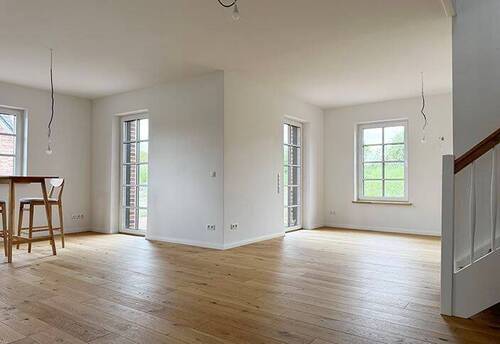 weitläufiges Wohnzimmer - 