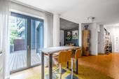 Blick in den Wohn- und Essbereich mit Zugang zur Terrasse - 2 Zimmer Etagenwohnung zum Kaufen in Berlin