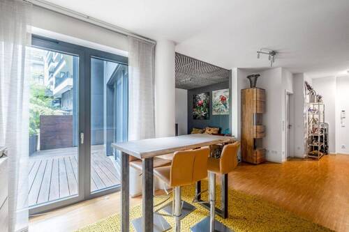 Blick in den Wohn- und Essbereich mit Zugang zur Terrasse - 2 Zimmer Etagenwohnung zum Kaufen in Berlin