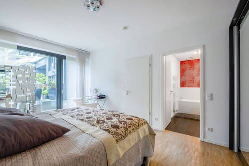 Schlafzimmer mit Bad en Suite und Zugang zur Terrasse - 