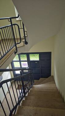 Hauseingang & Treppenhaus - 