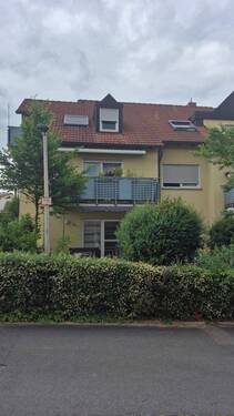 Straßenansicht - Gepflegte 3-Zimmer-Wohnung mit Balkon, Stellplatz & neuen Fenstern in Kitzingen